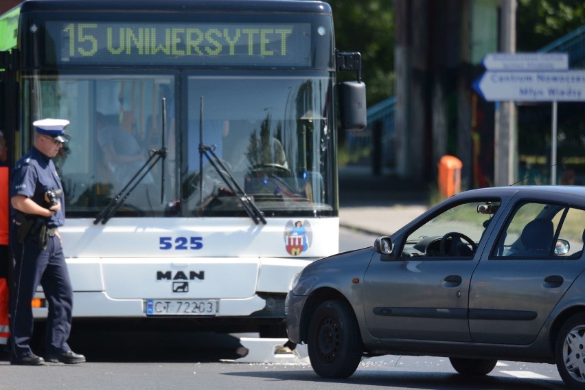 W Toruniu autobus komunikacji miejskiej zderzył się z samochodem [wideo, zdjęcia]