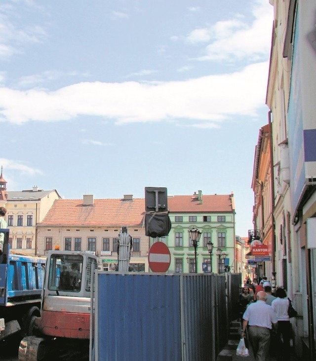 Od strony pierzei południowej pozostało wąskie przejście