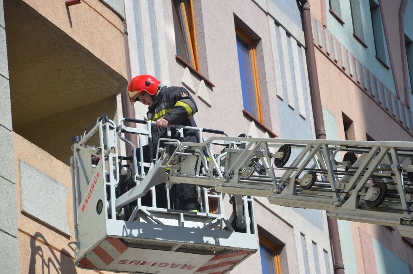 3-letnia córka zamknęła mamę na balkonie. Z pomocą ruszyli głogowscy strażacy [ZDJĘCIA]
