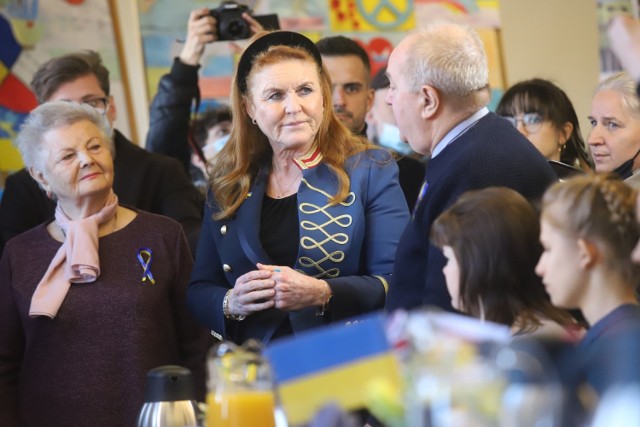Księżna Yorku Sarah Ferguson odwiedziła uczniów z Ukrainy w dąbrowskim ośrodku 

Zobacz kolejne zdjęcia/plansze. Przesuwaj zdjęcia w prawo - naciśnij strzałkę lub przycisk NASTĘPNE