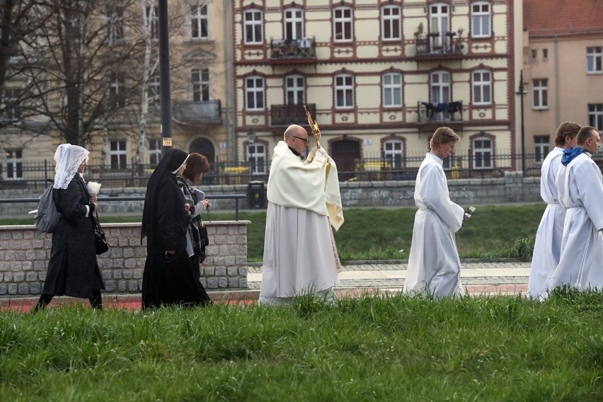 Ksiądz chodzi z monstrancją po mieście i przegania wirusa