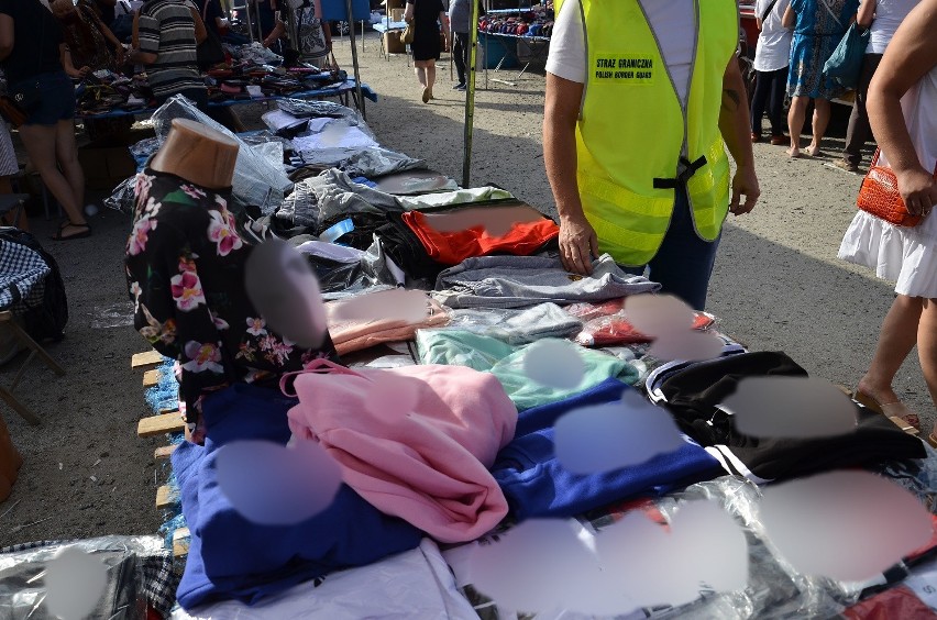 Strażnicy z Kłodzka znaleźli podrabianą odzież wartą 170 tysięcy złotych 