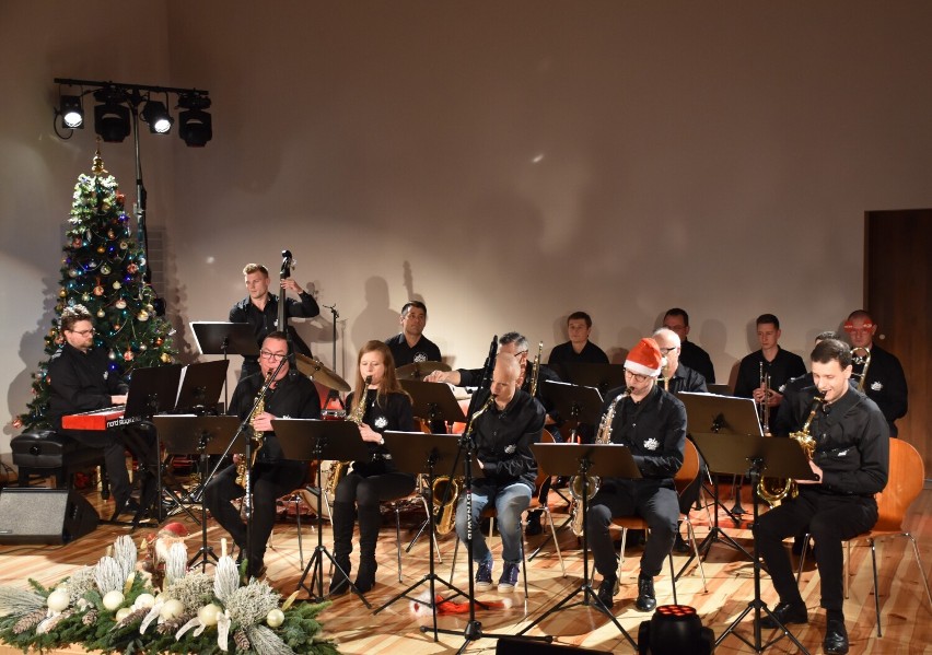 Świąteczny koncert Big Bandu Powiatu Ostrowskiego w Państwowej Szkole Muzycznej w Pleszewie