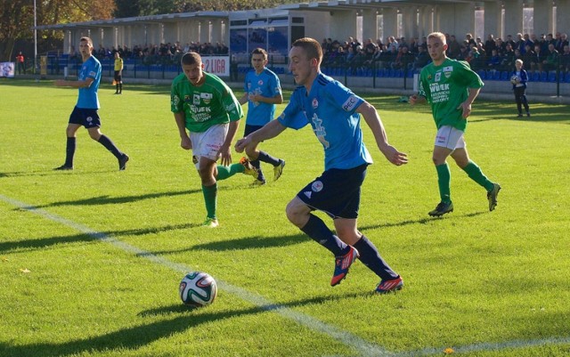 Bartłomiej Zdunek (z piłką) z Rozwojem zagrał od pierwszej minuty, a z Nadwiślanem nie pojawił się na boisku.