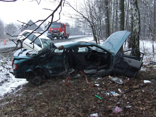 Kierowca tego audi wybrał się w drogę mimo szumiącego w głowie alkoholu. Trafił do szpitala z poważnymi obrażeniami