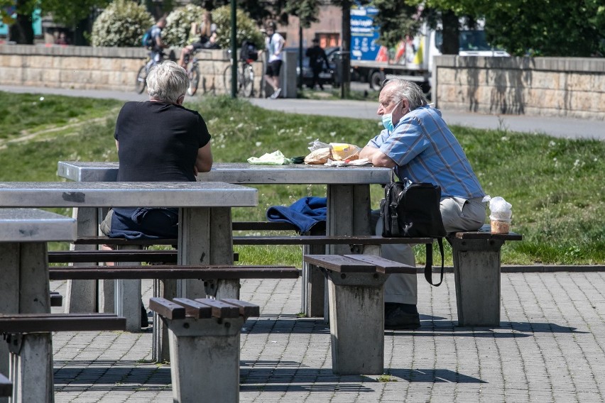 Krakowianie słoneczną sobotę spędzają na bulwarach i na... Wiśle [GALERIA]