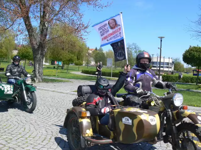 Setki motocyklistów, którzy wspierają Bartusia Przychodzkiego  pokazało swoją moc w niedzielę, na Bulwarze nad Wisłą