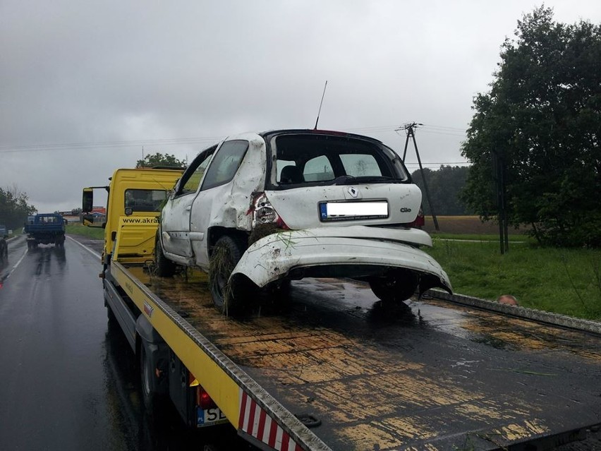 Renault wylądował w rowie. Kierowcy nic się nie stało, ale samochód jest mocno zniszczony