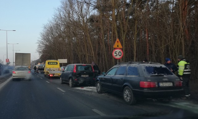 Aktualizacja 8:30 

Kierujący audi wjechał w tył nissana note, a ten wpadł na kolejne dwa auta. Sprawca kolizji został ukarany mandatem. Nikt z uczestników zdarzenia nie doznał obrażeń. Ruch w tym miejsca jest już płynny. 

Jeden pas w kierunku centrum jest zablokowany. Na miejscu pracuje policja. Auta stoją w korku już przed skrzyżowaniem z ulicą Brzechwy. 

Pogoda na piątek, 2 lutego
