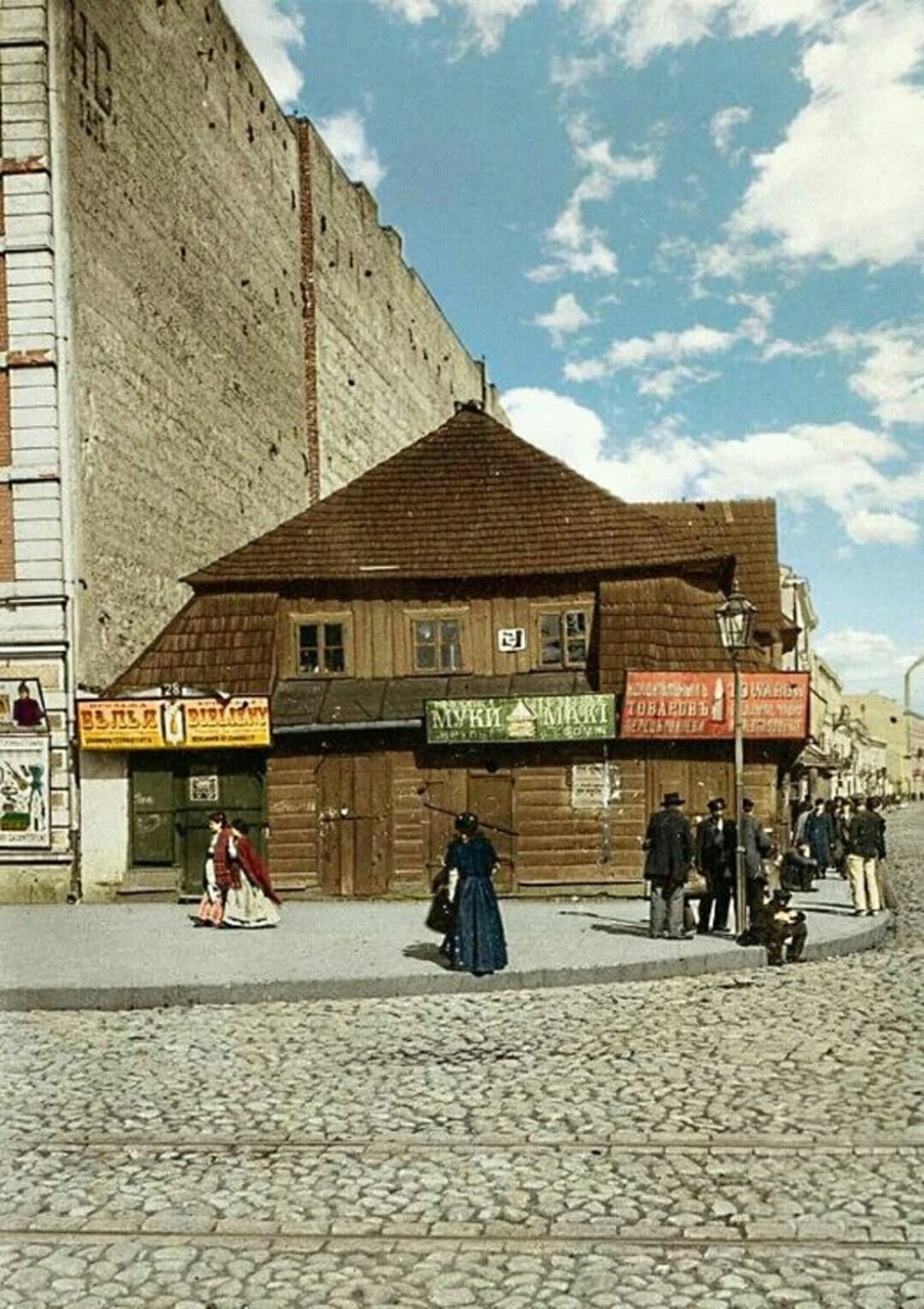 Drewiniany dom przy Ząbkowskiej 1 ok. 1900 r. Po lewej...