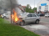 Pożar samochodu pod Biedronką. W biały dzień samochód stanął w ogniu w Świeradowie- Zdroju