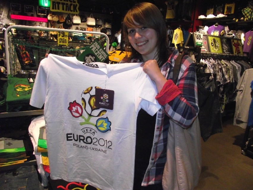 Koszulka z logo EUro 2012 to standard.