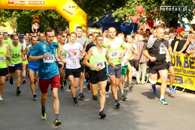 To był już piąty bieg masowy w Praszce. Oprócz 10-kilometrowego biegu głównego były też starty dzieci i młodzieży, a także marsz z kijkami nordic walking.

Praszkowska 10 w tym roku miała rekordową frekwencję!

Łącznie w biegu w Praszce wystartowało 314 uczestników: 166 dzieci i młodzieży, 133 biegaczek i biegaczy, a także 15 zawodniczek i zawodników Nordic Walking.

Trasa 10-kilometrowego biegu głównego wytyczona została na trasie Praszka - Szyszków - Rosochy - Praszka.

Podium w biegu głównym:
1. Wiesław Pyra (Praszka)
2. Damian Skupiński (Krzeczów) 
3. Dominik Sas (Starokrzepice)

Kobiety:
1. Ewa Lewandowska (Kluczbork)
2. Wiktoria Osyra (Psurów)
3. Anna Galiczak (Przystajń)

