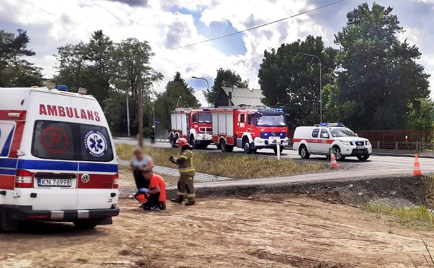 Walec drogowy wywrócił się nad Jeziorem Rożnowskim. Ranny operator w szpitalu