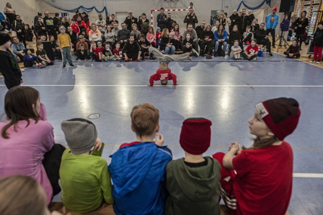 Tancerki i tancerze brali udział w bitwach 1 vs 1 oraz w bitwach drużynowych. Najmłodsi uczestnicy mieli 6 lat.