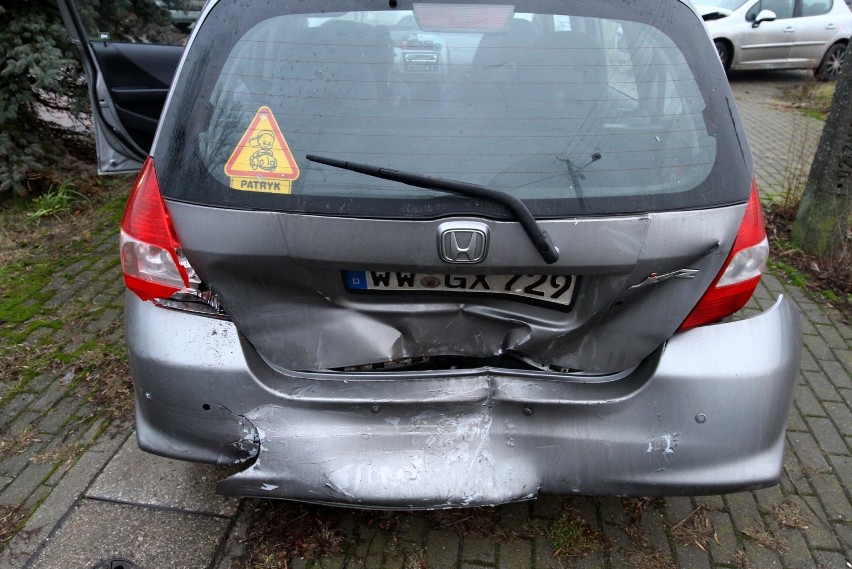 Kolizja w Gomulinie. Peugeot wjechał w tył hondy. Jedna...