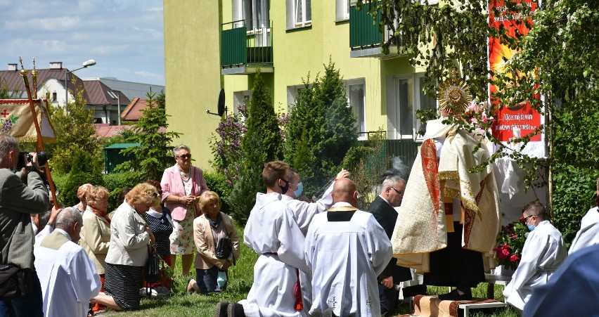 Swięto Bożego Ciała w Chełmie.  Wierni wzięli udział w ulicznej procesji w pobliżu parafii pw. Chrystusa Odkupiciela. Zobacz zdjęcia