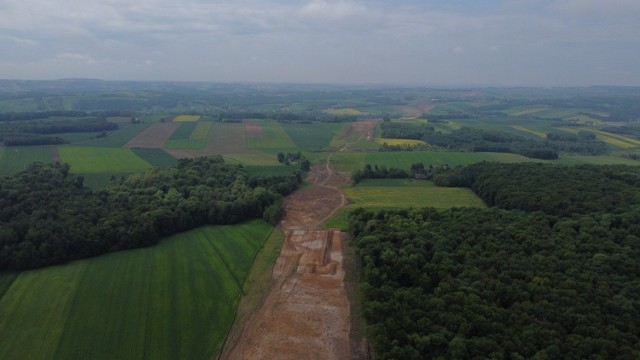 "Ekspresówka" ciągnie się pomiędzy lasami, przecinając malownicze pola i łąki