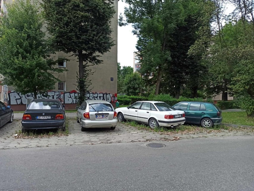 Auta-wraki porzucone na ul. Kraszewskiego. W tym miejscu...