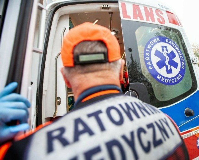Akcja ratunkowa na ul. Lubicz w Krakowie. Mężczyzna znajdował się w stanie zagrażającym jego życiu