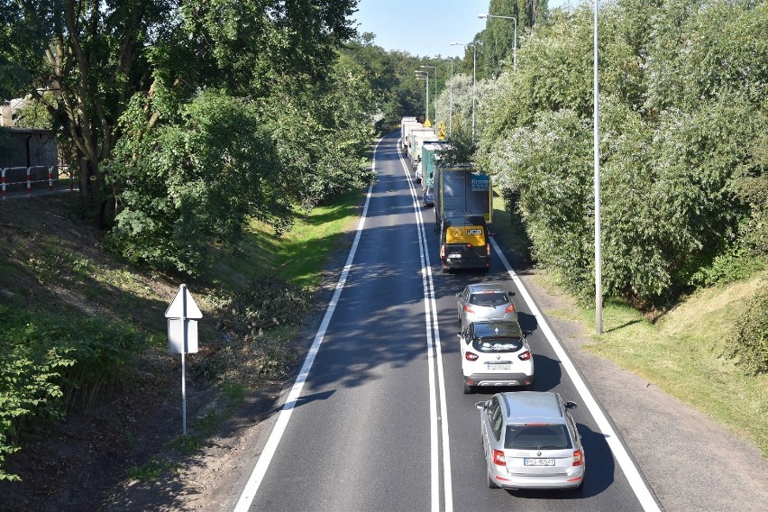 Remont drogi krajowej nr 11 w Chodzieży rozpoczęty. Są utrudnienia i korki [ZDJĘCIA]