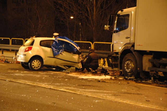 21-letni gdynianin zginął w wypadku, do którego doszło przed północą w piątek, 8 lutego w Rumi na wiadukcie. Renault clio zderzyło się z ciężarówką. Młody kierowca z auta osobowego poniósł śmierć na miejscu. Więcej o sprawie piszemy TUTAJ >>>
