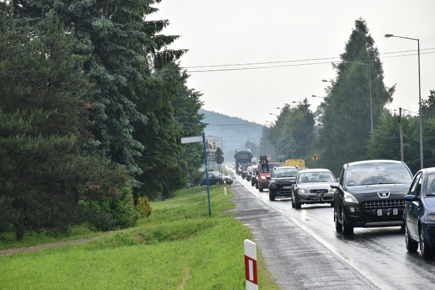 Gorlice. Mieszkańcy Osiedla Skrzyńskich proszą o chodnik przy krajówce. Przechodzenie przez ruchliwą drogę, to przepis na tragedię