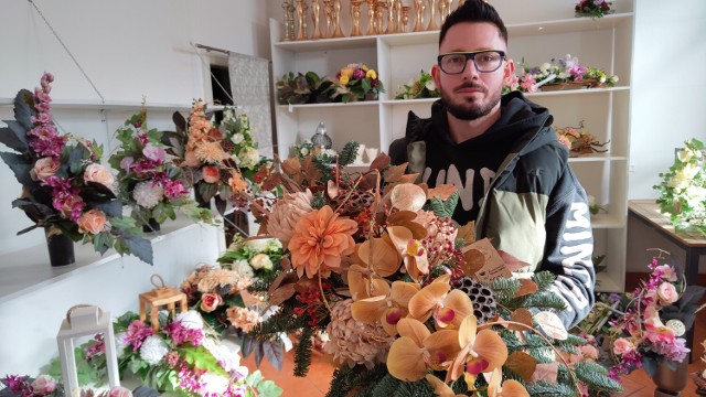 Wiązanki i kompozycje kwiatowe na 1 listopada przygotowane w kwiaciarni "Czarna Owca" w Piotrkowie