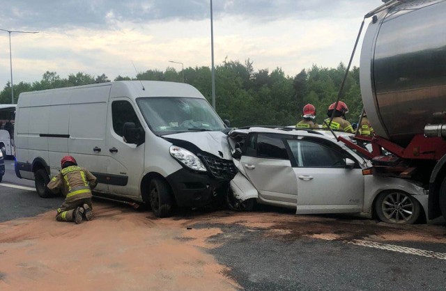 Wypadek na autostradzie A4. Zobacz kolejne zdjęcia. Przesuwaj zdjęcia w prawo - naciśnij strzałkę lub przycisk NASTĘPNE