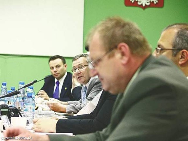 Radny Cieślak z SLD (na pierwszym planie) nie mógł się nadziwić, dlaczego rada ma opiniować w sprawie szczecińskiego szpitala. Na jego pytania odpowiadał wiceprezydent Milewski (trzeci od lewej)