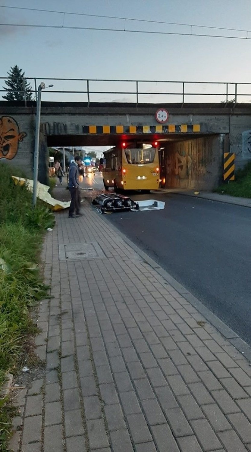 Autobus linii 131 uderzył w wiadukt w Tychach