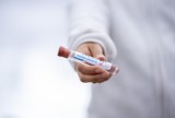 Jelenia Góra: w szpitalu można wykonać komercyjne testy na koronawirusa. Zaświadczenie w języku angielskim jest w cenie