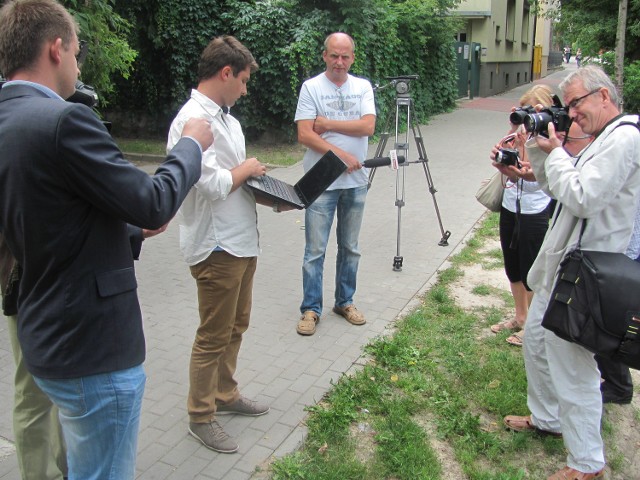 Adrian Cymer z kaliskiej młodzieżówki PiS prezentuje kontrowersyjny film dziennikarzom