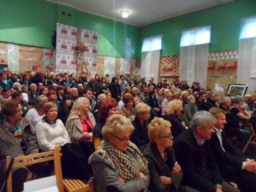 Zespół Szkół Plastycznych oblegany przez uczestników aukcji i świątecznej wyprzedaży prac