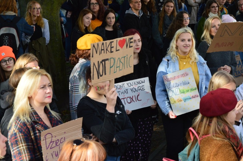 Młodzieżowy Strajk Klimatyczny w Gdyni: "Nasza planeta umiera" ZDJĘCIA