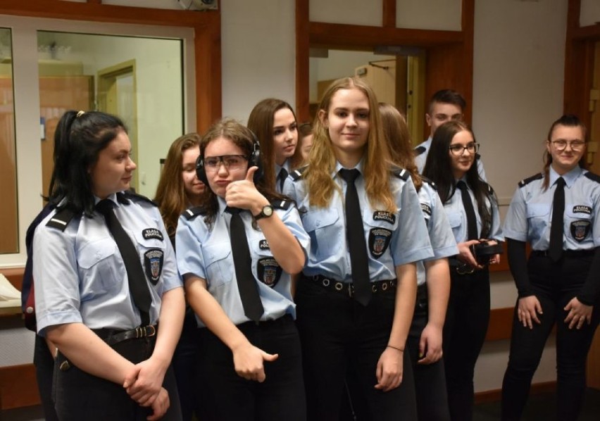 Licealiści odwiedzili komendę policji w Jarosławiu. To uczniowie klasy policyjnej Zespołu Szkół Ekonomicznych i Ogólnokształcących [FOTO]