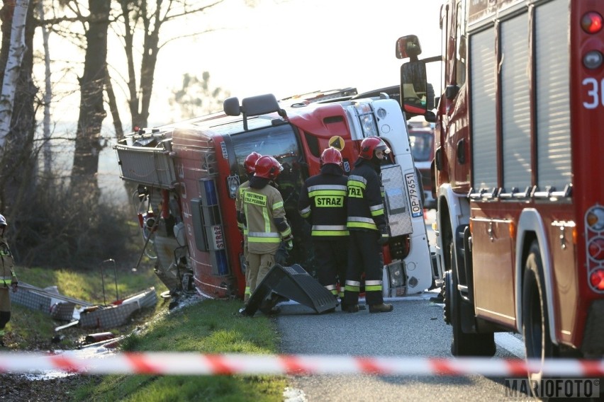 Wóz strażacki na boku. Czterech strażaków rannych w wypadku w Dąbrowie