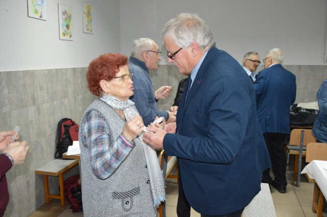 Wigilijne spotkanie seniorów w Zduńskiej Woli Karsznicach. Były życzenia, opłatek