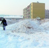 Mieszkańcom osiedla Sportowego zwożą śnieg pod okna