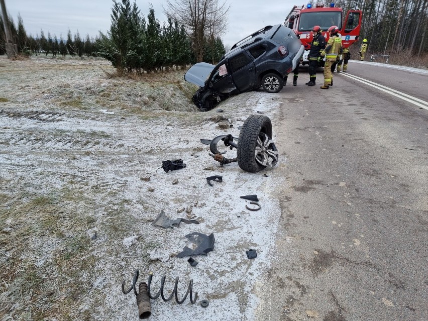 Wypadek w Reczpolu. Dacia zderzyła się z audi. Oba auta wypadły z drogi [ZDJĘCIA, WIDEO]