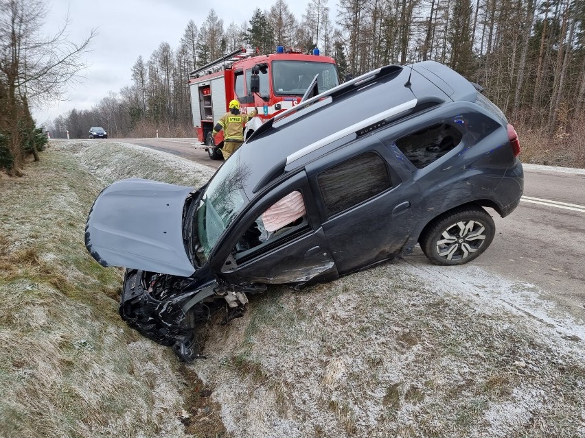 Wypadek w Reczpolu. Dacia zderzyła się z audi. Oba auta wypadły z drogi [ZDJĘCIA, WIDEO]