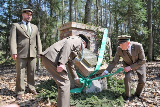 Międzychodzcy leśnicy odsłonili nowy pomnik w 90. rocznicę pierwszego Święta Lasu na terenie Nadleśnictwa Międzychód (28.04.2023).