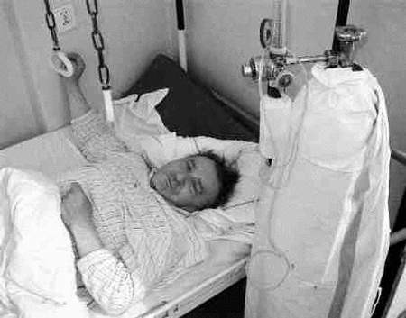 Pod opieką malborskich lekarzy jest ośmiu poszkodowanych w wypadku. Na zdjęciu 69-letni Franciszek Nowak.
Fot. Aleksander Winter