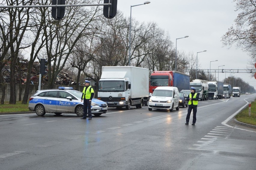 Rolniczy protest w powiecie łowickim. Hodowcy trzody chlewnej wyjechali ciągnikami na DK nr 92 [ZDJĘCIA]