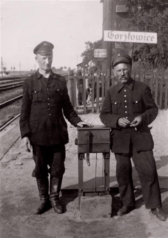 Rogatka przy skrzyżowaniu  ul. Szkolnej i Warszawskiej. Z prawej kolejarz Franciszek Rawicki, 1940 r.