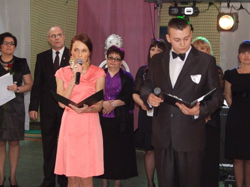 Studniówka 2013 w Wieluniu: Zespół Szkół nr 1. Bal na ponad 100 par w pięknie przystrojonej hali WOSiR ZDJĘCIA