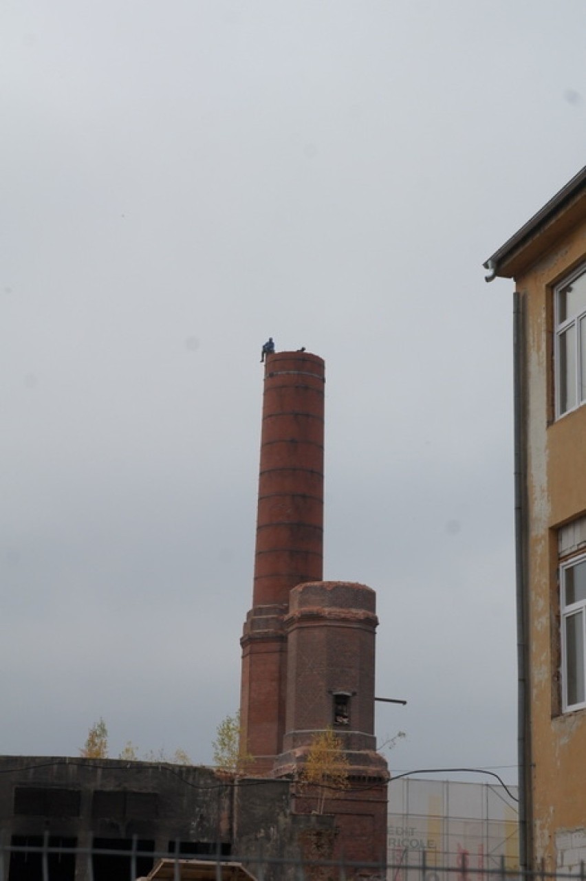 Codziennie na miejsce rozbiórki przychodzą mieszkańcy, aby...