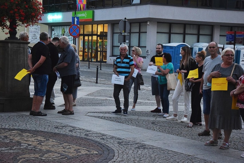 Protest w obronie wolnych mediów na rynku w Oleśnicy. Zobaczcie zdjęcia! 