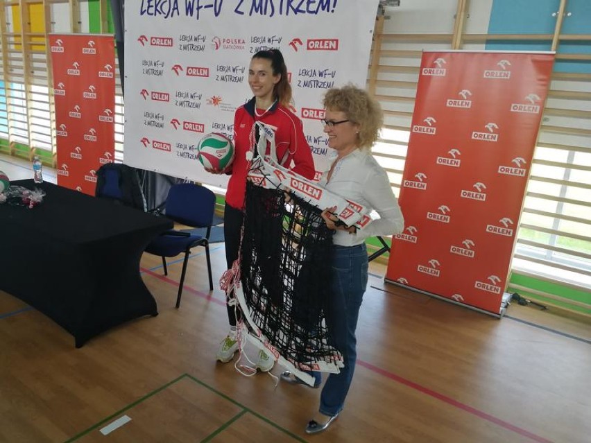 "Lekcja WF-u z Mistrzem" w Malborku. Znana siatkarka opowiedziała o sobie, sporcie i ćwiczyła z uczniami