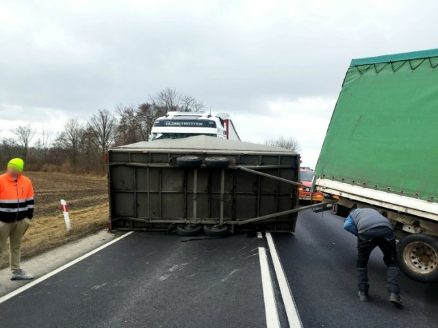 Do czasu uprzątnięcia miejsca zdarzenia droga krajowa nr 95, pomiędzy miejscowościami Mirosławice i Siedlakowice jest nieprzejezdna.